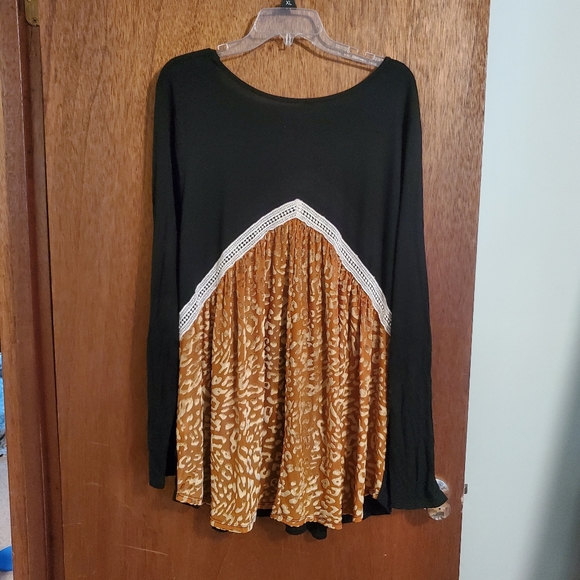 Tops - Womens Black & gold top size 2x